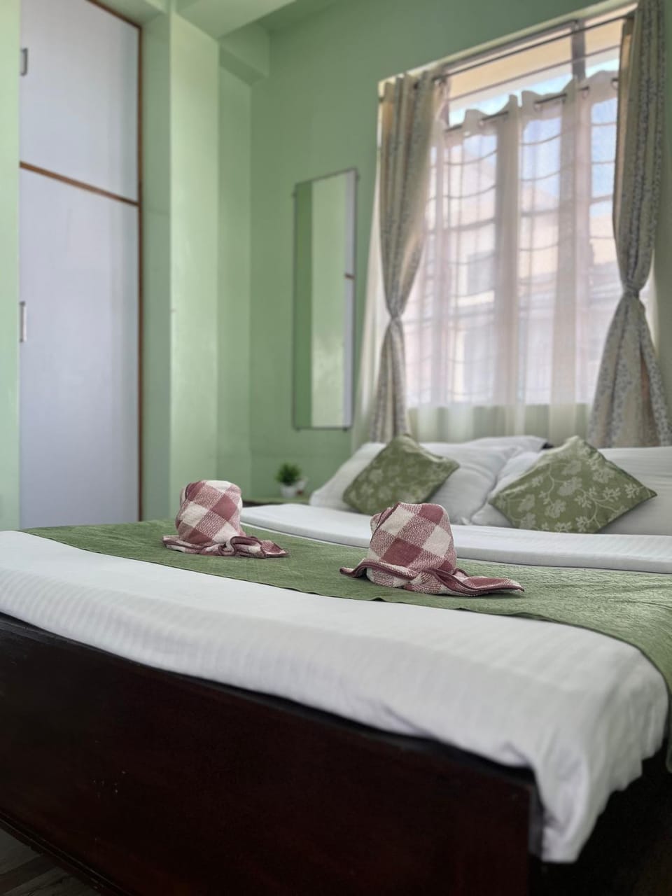 Photo of the whole room, Bedroom, towels