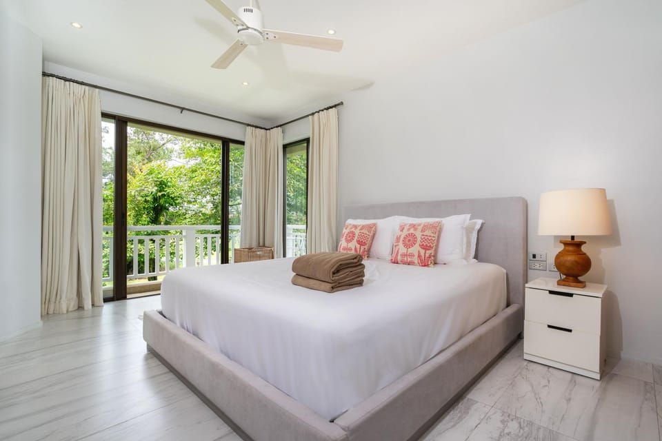 Bed, Photo of the whole room, Bedroom, fireplace