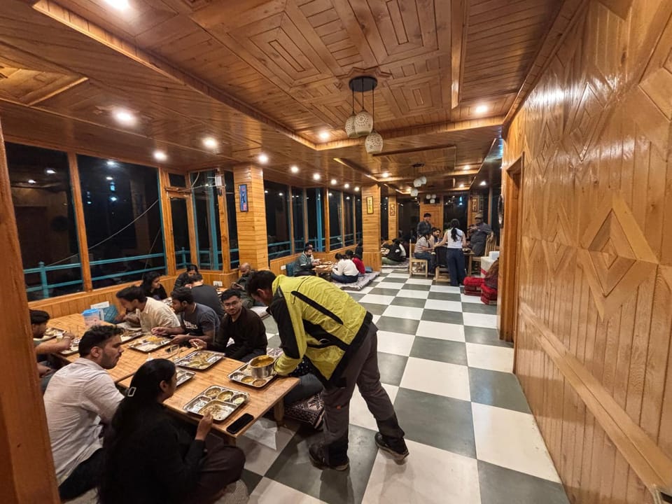 Restaurant/places to eat, Banquet/Function facilities, group of guests