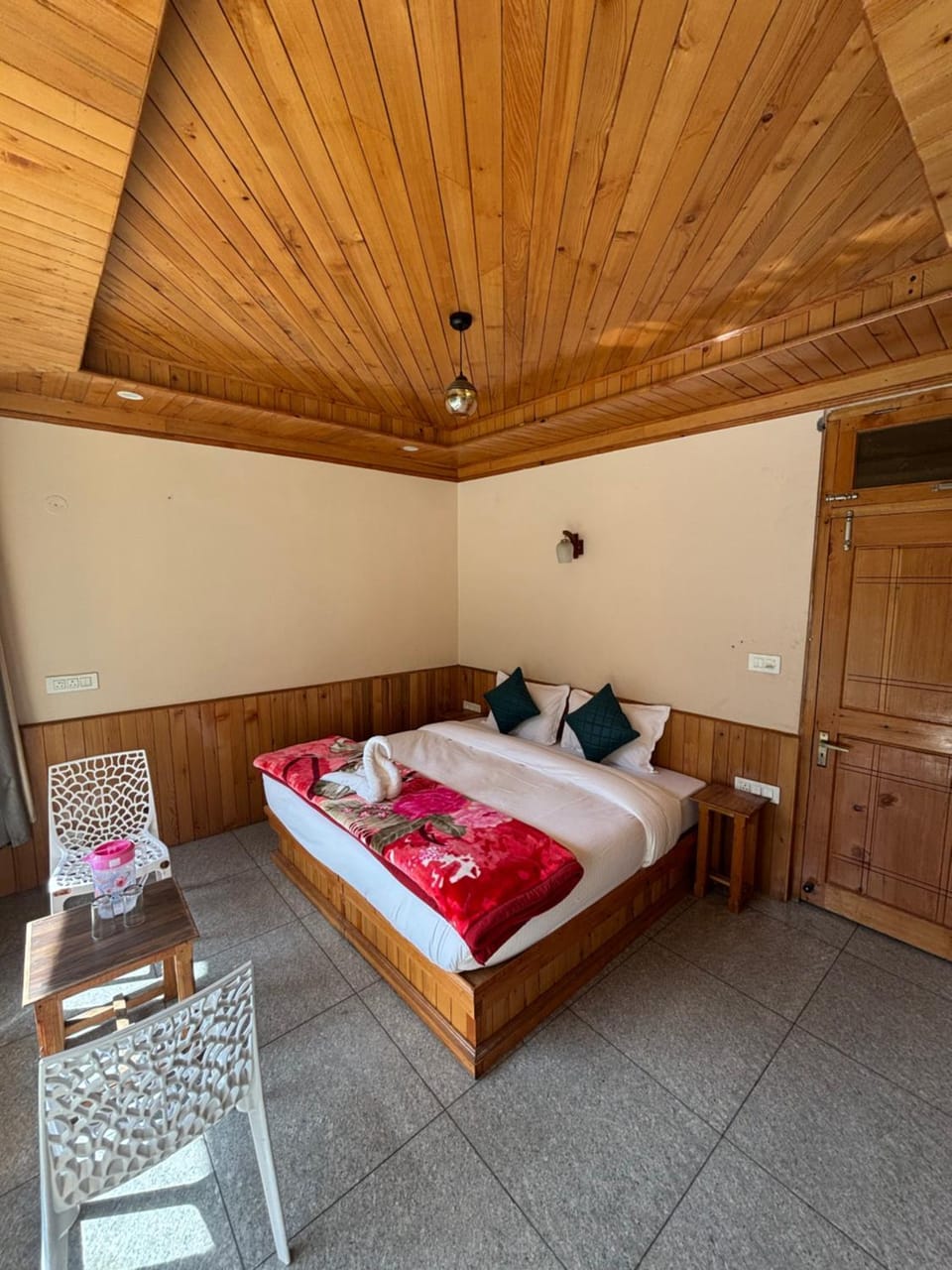 Bed, Photo of the whole room, Seating area, Bedroom