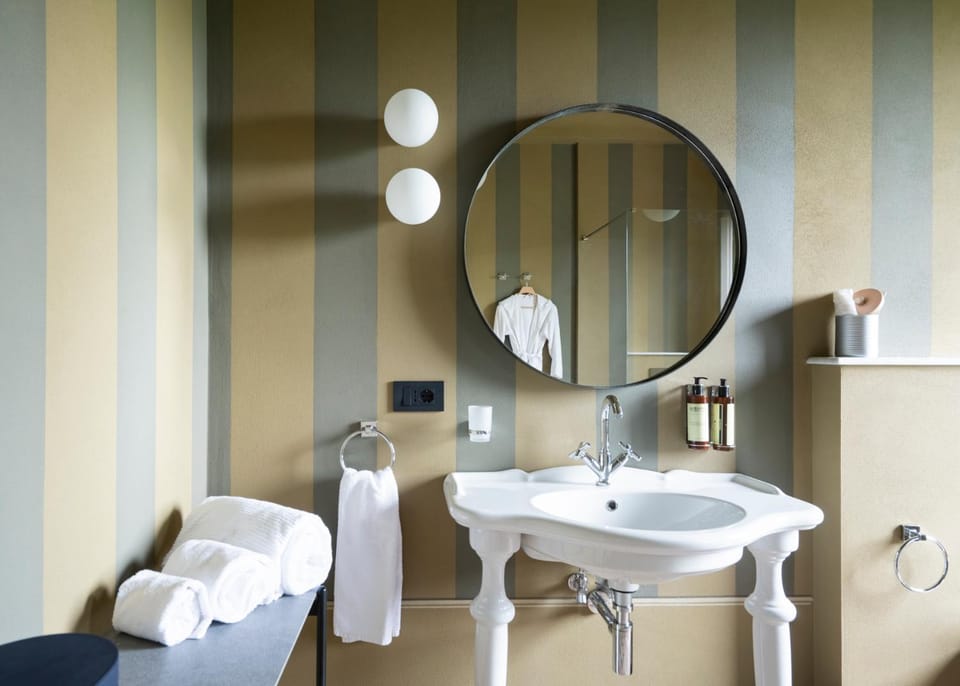 Bathroom, towels
