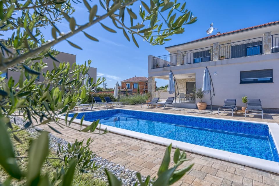 Property building, Swimming pool, sunbed