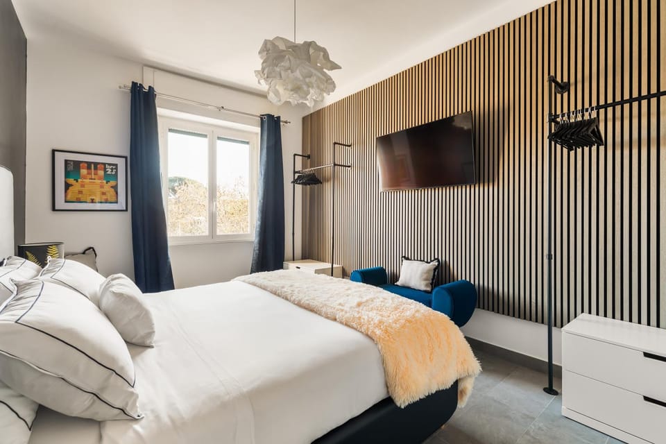 Bed, TV and multimedia, Photo of the whole room, Bedroom