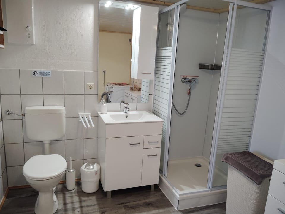 Shower, Toilet, Bathroom, towels