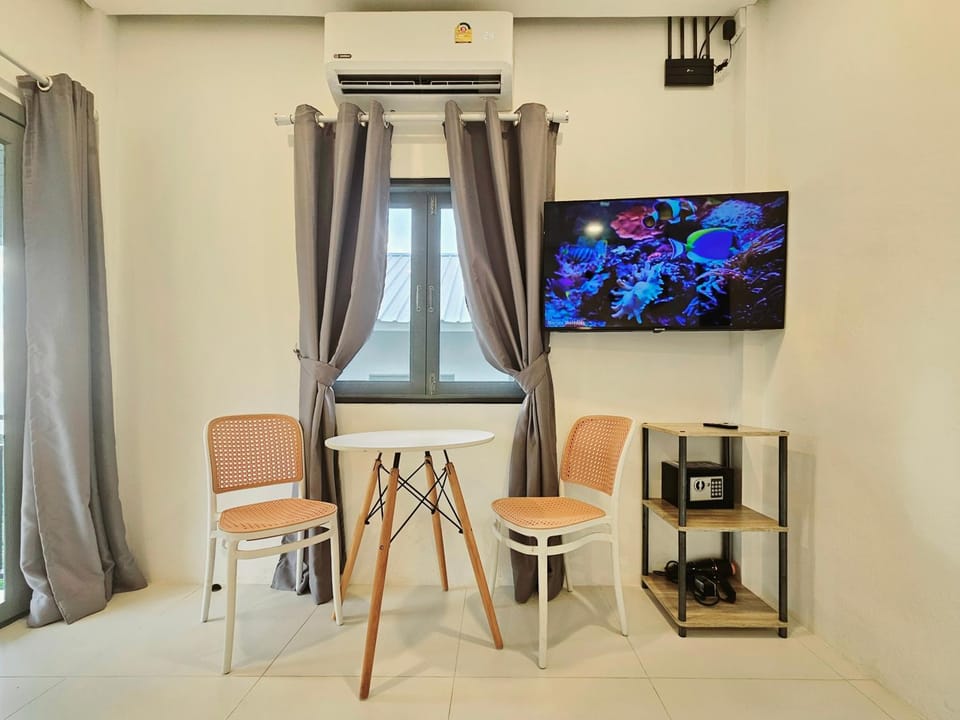 TV and multimedia, Photo of the whole room, safe