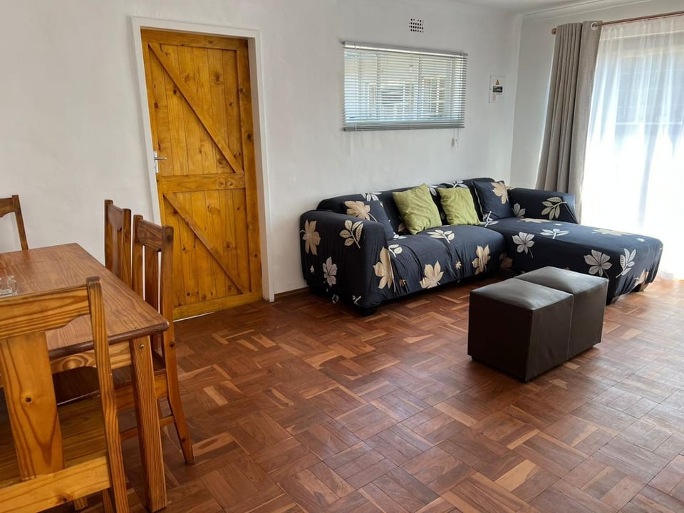 Living room, Photo of the whole room, Seating area, Dining area