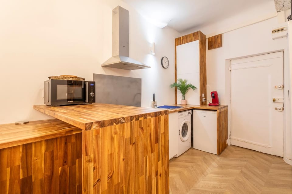 Kitchen or kitchenette, oven, stove
