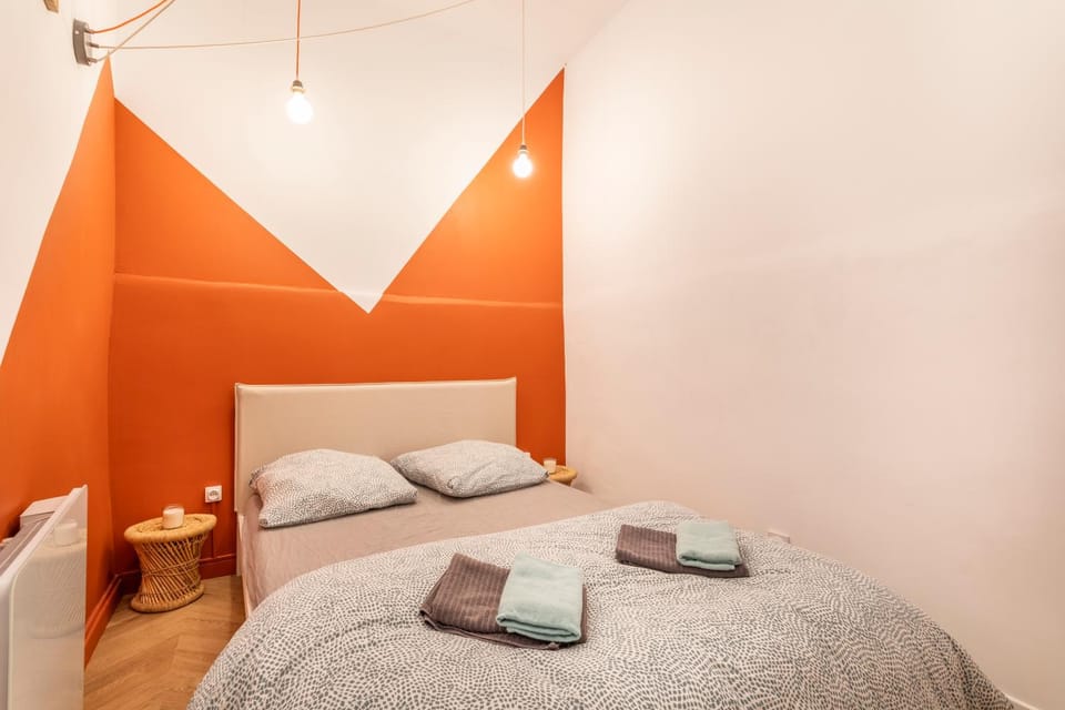 Bed, Photo of the whole room, Bedroom, towels