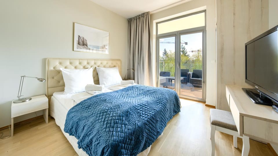 Bed, TV and multimedia, Bedroom