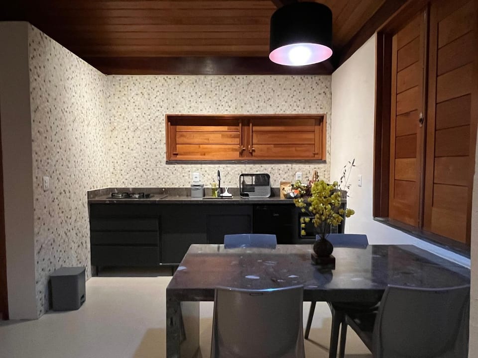 Kitchen or kitchenette, Dining area, minibar, stove