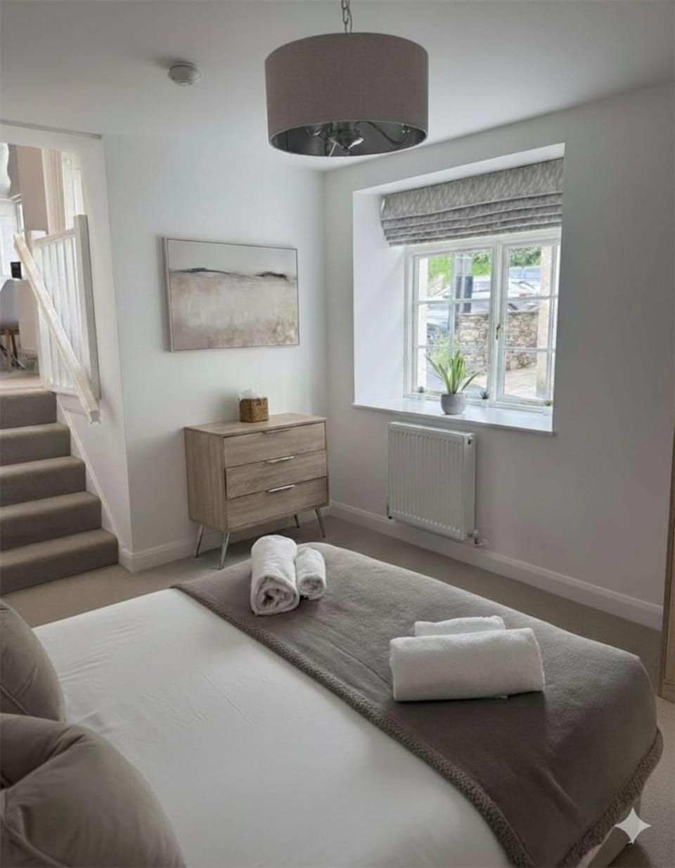 Photo of the whole room, Bedroom, Street view, pet friendly