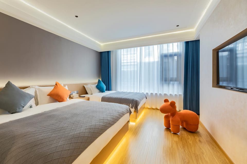 Bed, TV and multimedia, Photo of the whole room, Bedroom