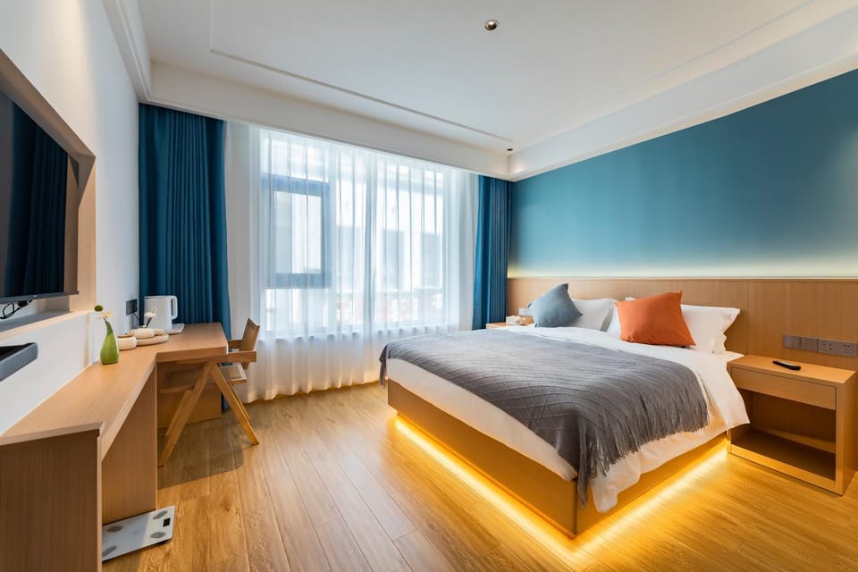 Bed, TV and multimedia, Living room, Photo of the whole room, Seating area