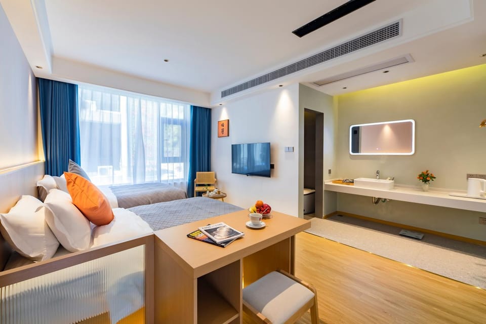 Communal lounge/ TV room, Bed, TV and multimedia, Living room, Photo of the whole room, Seating area, Evening entertainment, Bedroom