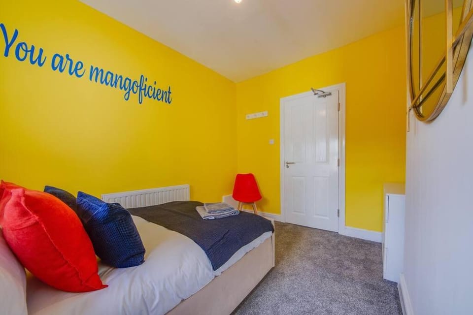 Bed, Bedroom, internet, towels