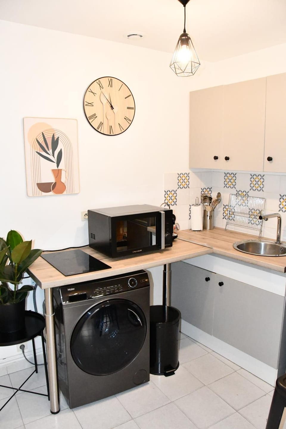 Coffee/tea facilities, Kitchen or kitchenette, Dining area, oven, stove, toaster, washing machine