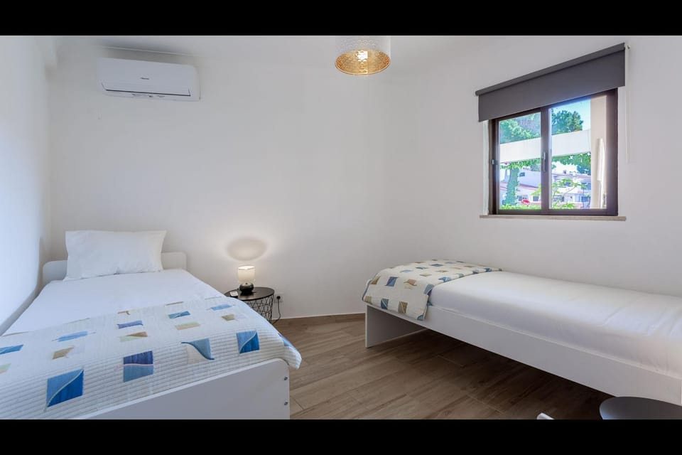 Bed, Photo of the whole room, Bedroom, air conditioner