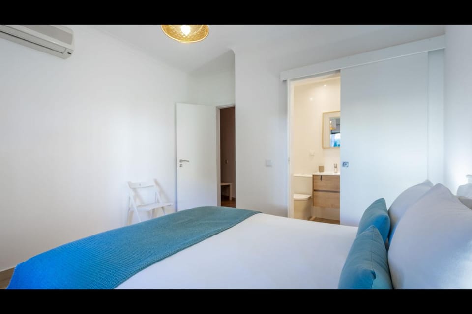 Bed, Photo of the whole room, Bedroom, air conditioner