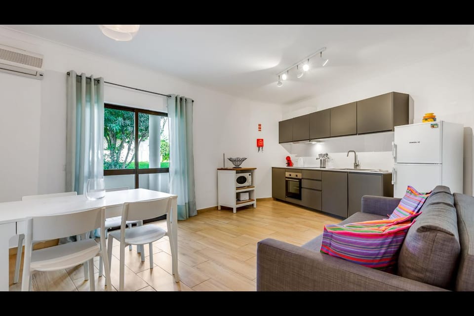 Kitchen or kitchenette, Living room, Seating area, Dining area, minibar, pet friendly, stove, air conditioner
