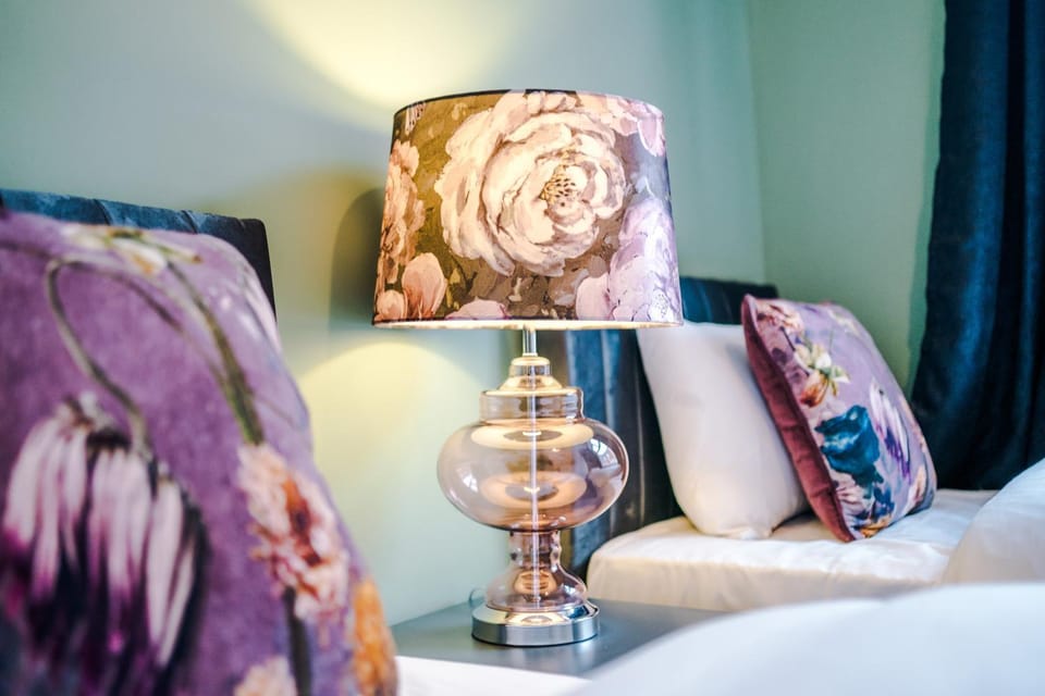 Photo of the whole room, Decorative detail