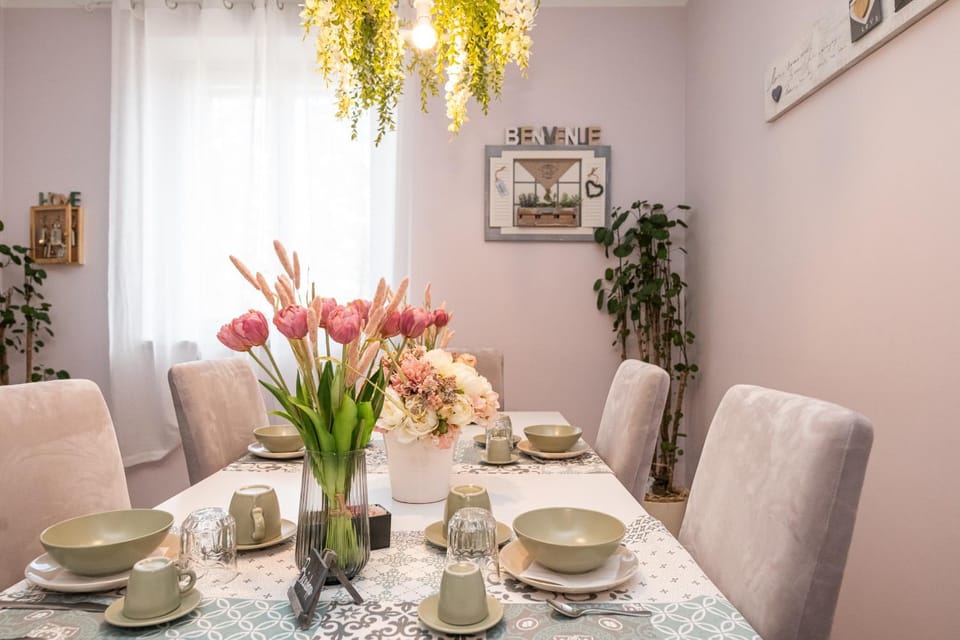 Living room, Decorative detail, Seating area, Dining area