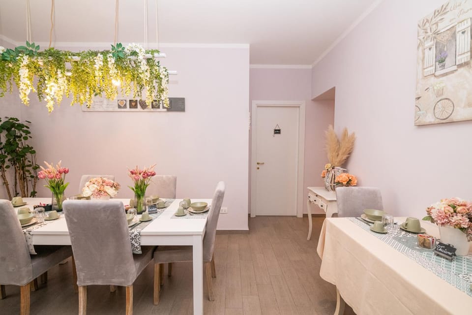 Living room, Food and drinks, Seating area, Food