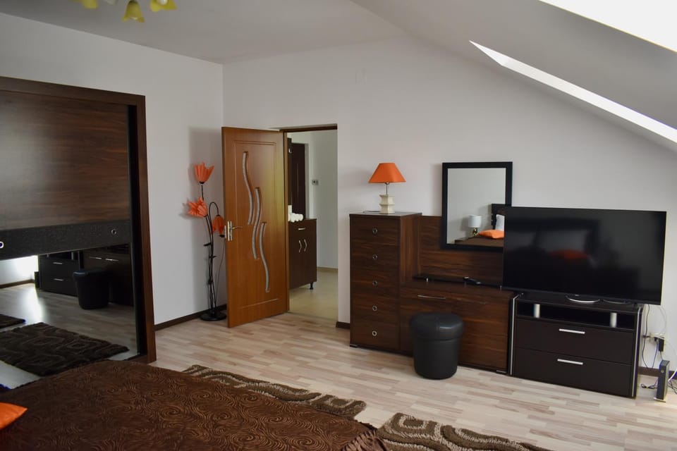 Communal lounge/ TV room, TV and multimedia, Photo of the whole room, Bedroom, wardrobe
