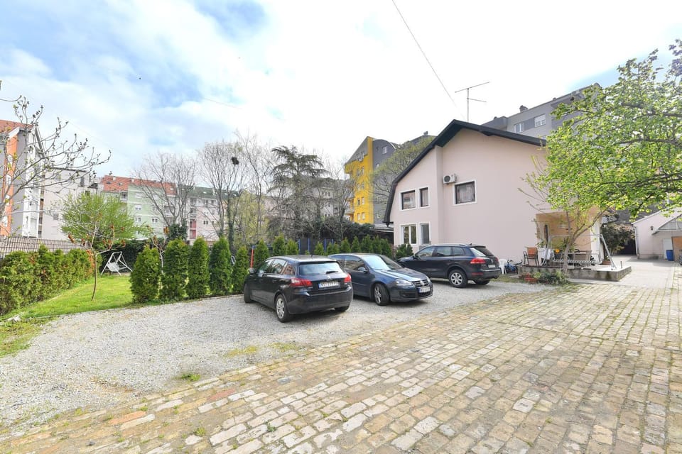 Patio, Parking