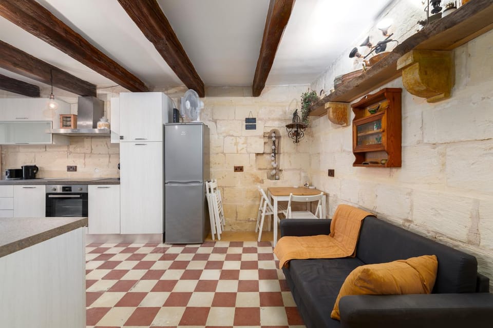 Kitchen or kitchenette, Living room, minibar, stove