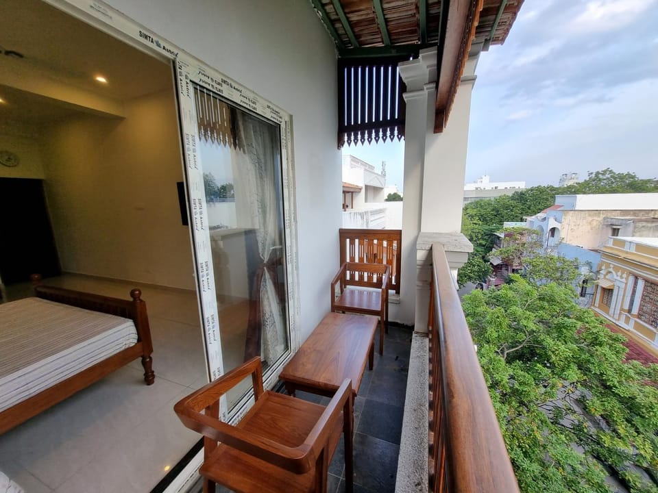 View (from property/room), Balcony/Terrace, Seating area, Bedroom