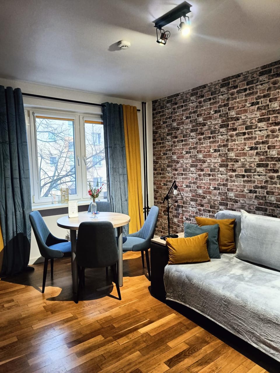 Property building, Balcony/Terrace, Photo of the whole room, Decorative detail, Seating area, Hiking, Pets, Guests, Street view, Seasons, older children, furniture, internet, pet friendly