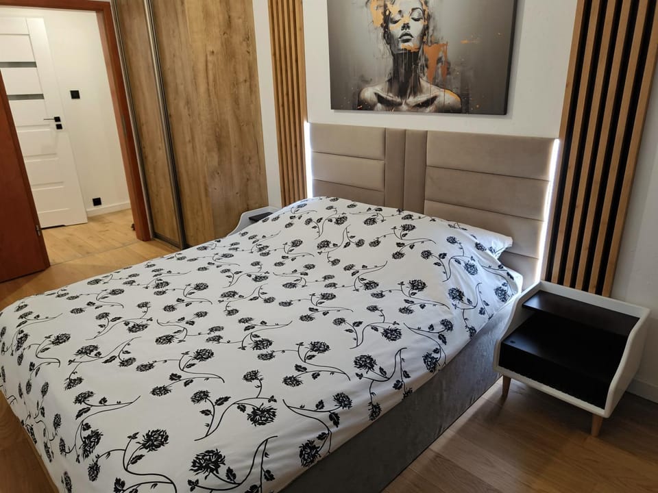 Property building, Bed, Photo of the whole room, Decorative detail, Bedroom, Family, internet, internet, wardrobe