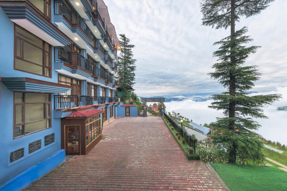 The Prakriti Ayurveda l Lift l Power Backup l Pure Veg l Multi Cuisine Restaurant l Free Parking l By Exotic Stays Apartment in Himachal Pradesh