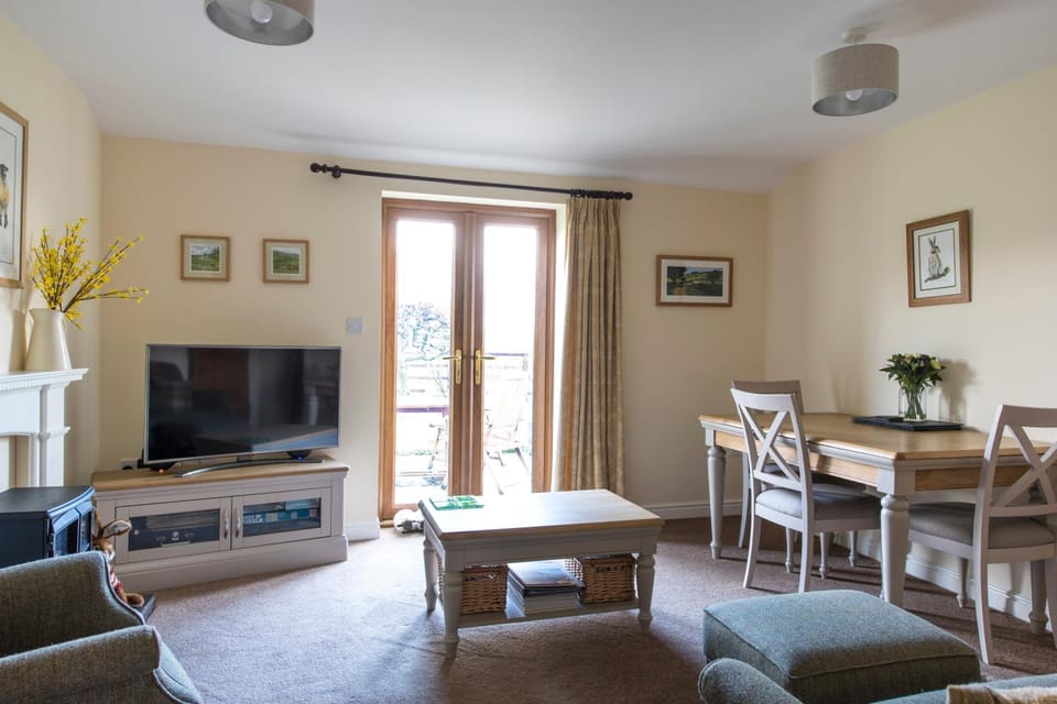 TV and multimedia, Living room, Seating area, Dining area