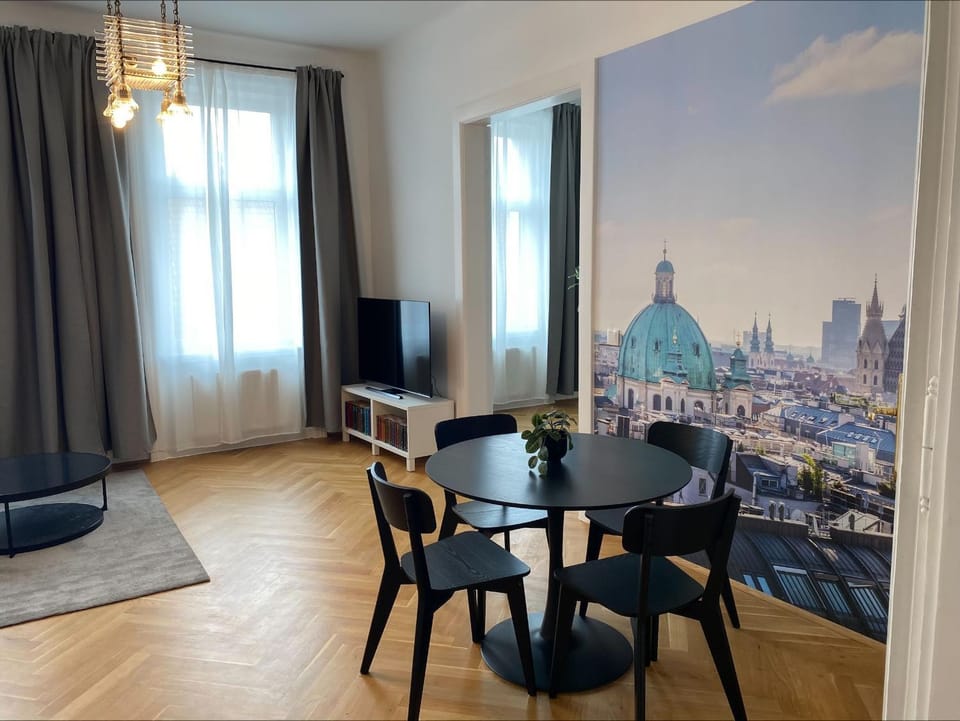 TV and multimedia, Living room, Seating area, Dining area