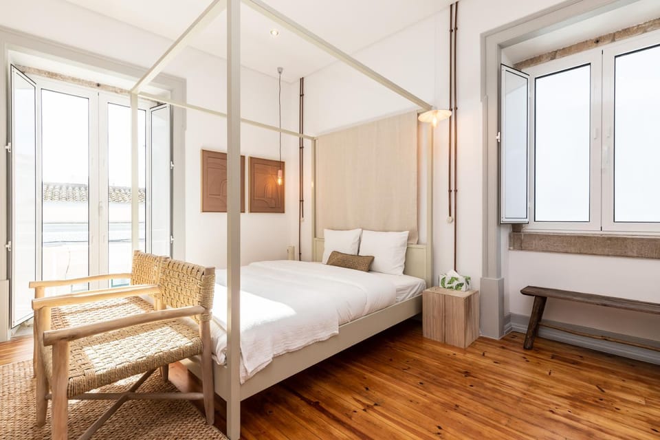 Bed, Seating area, Bedroom