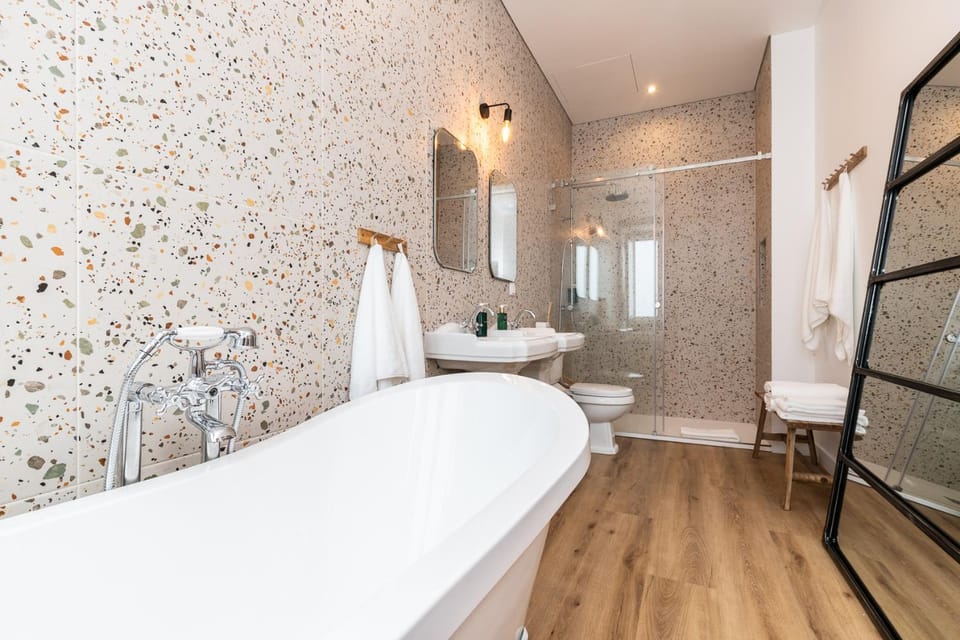 Shower, Toilet, Bathroom, Bath, towels