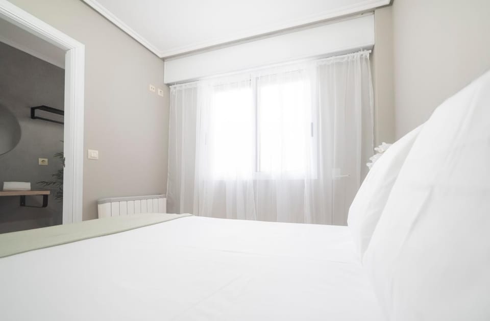 Bed, Bathroom, Photo of the whole room, internet