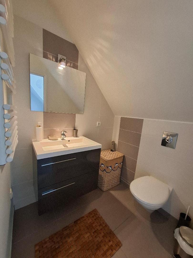 Chambre Hugues entre Caen et la mer avec piscine Bed and Breakfast in Normandy