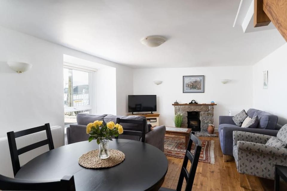 Communal lounge/ TV room, Living room, Seating area, Dining area