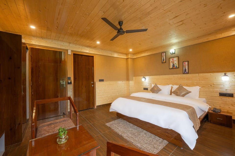 The Charvi Heights l The Stargaze Café l 360 Mountain View l Open Air Multi Cuisine Restaurant l Power Backup Available l Managed By ExoticStays Group Apartment in Himachal Pradesh