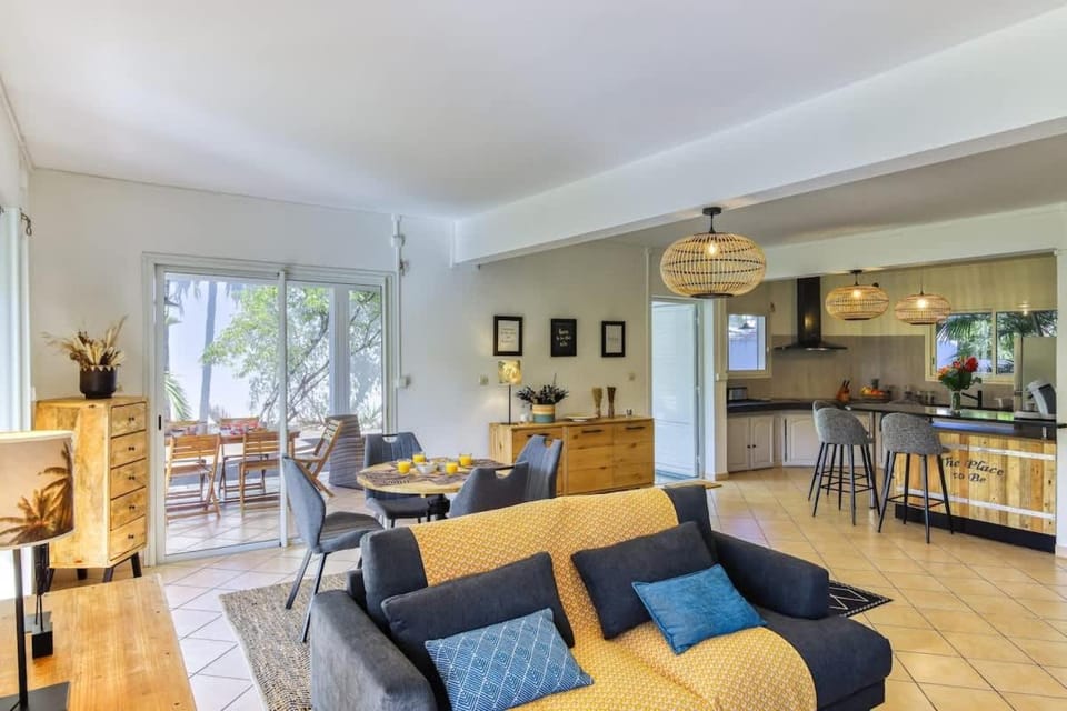 Living room, Seating area, Dining area, kitchen