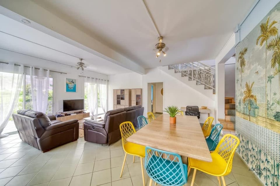 TV and multimedia, Living room, Seating area, Dining area