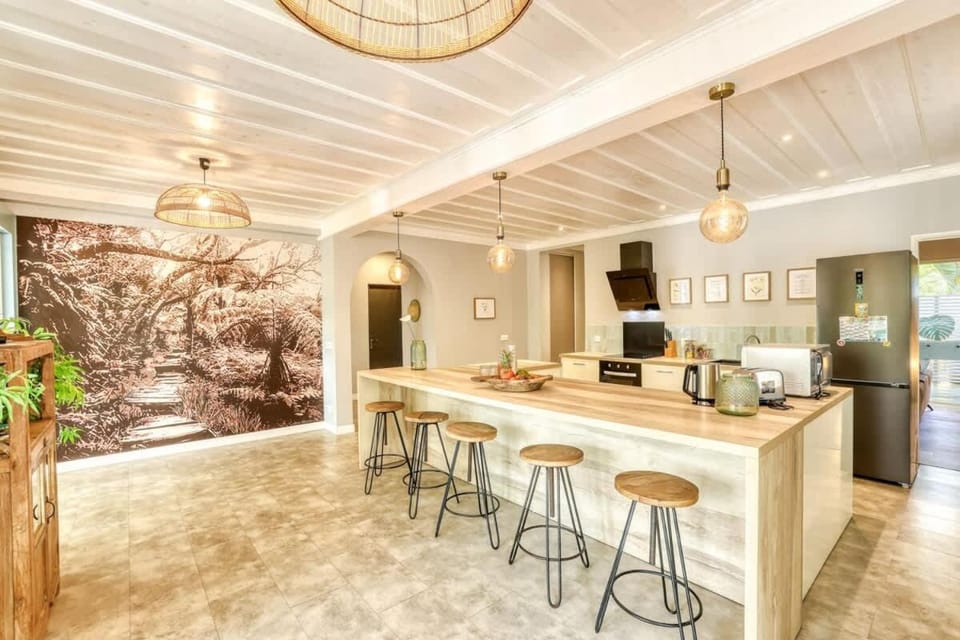 Dining area, kitchen