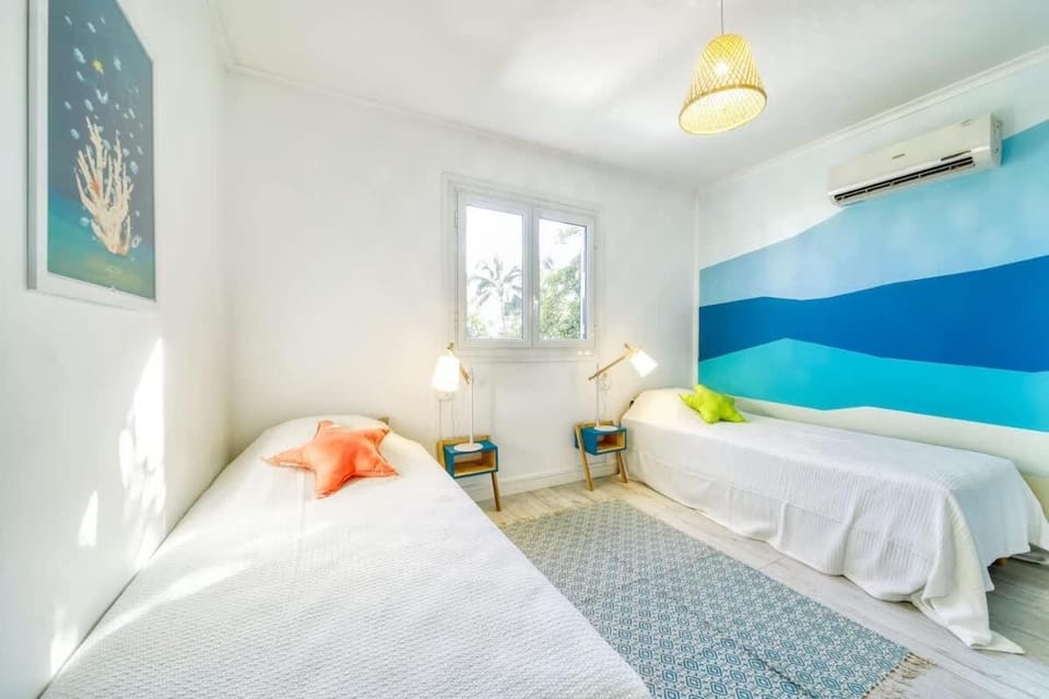 Bed, Photo of the whole room, Bedroom, air conditioner