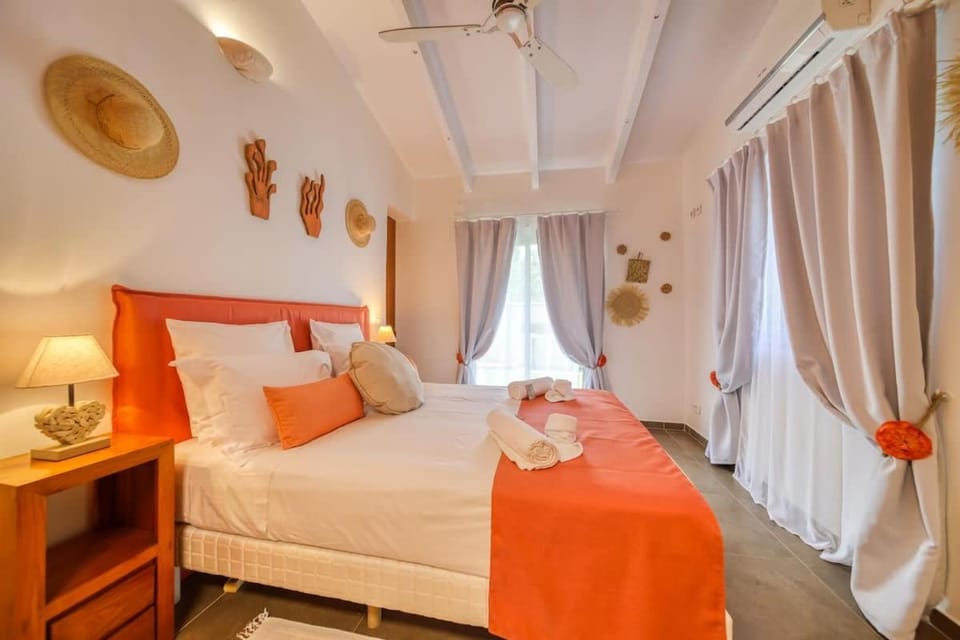 Bed, Photo of the whole room, Bedroom, air conditioner