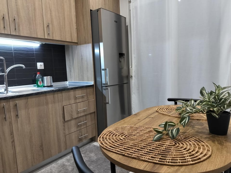 Kitchen or kitchenette, Dining area