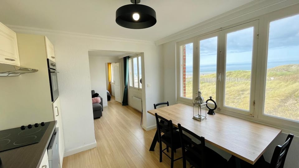 Property building, Natural landscape, Kitchen or kitchenette, Dining area, Beach, Sea view