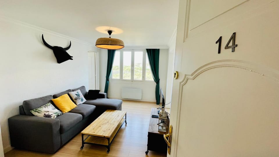 Living room, Photo of the whole room