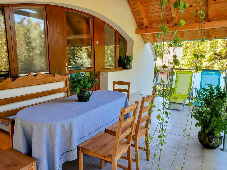 Facade/entrance, Garden, Balcony/Terrace, Seating area, Dining area, Garden view